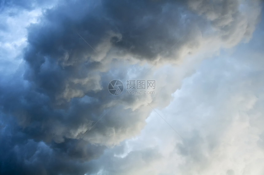 乌云雨风暴红色季节韵律气候天空时间图片