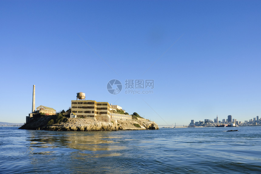 日落时旧金山湾Alcatraz岛图片