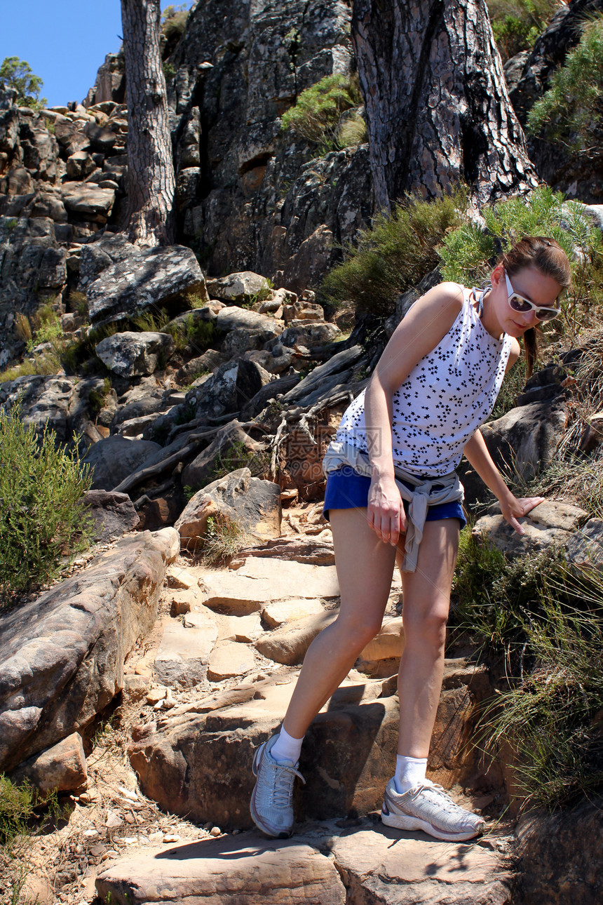 妇女徒步骑狮子头旅行运动小路闲暇女性岩石娱乐悬崖顶峰女孩图片