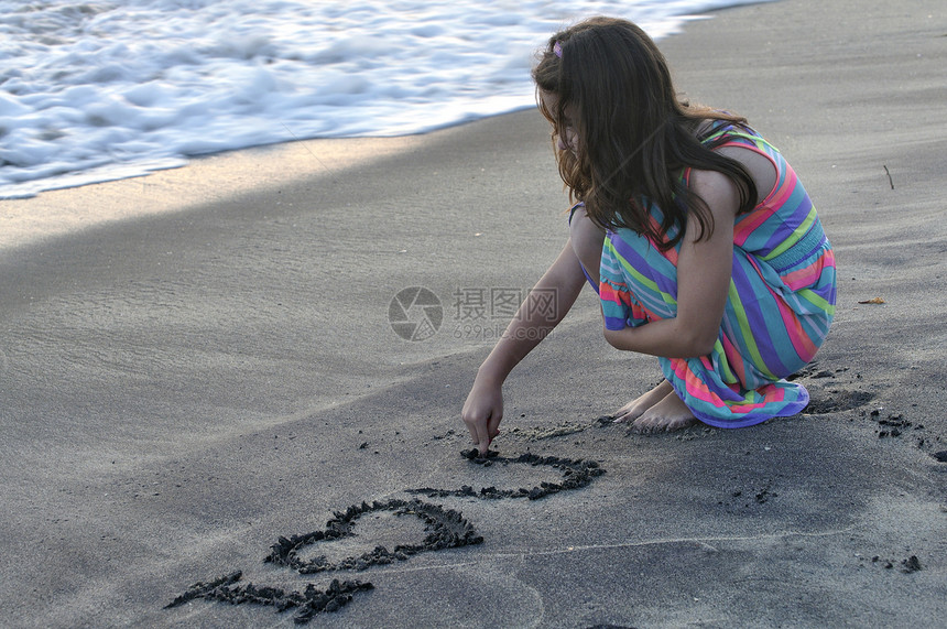爱信息裙子小姑娘情怀情感沙滩裙头发白色棕色海洋海滩图片