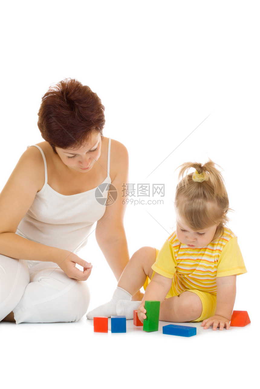 小女孩和母亲一起建金字塔图片