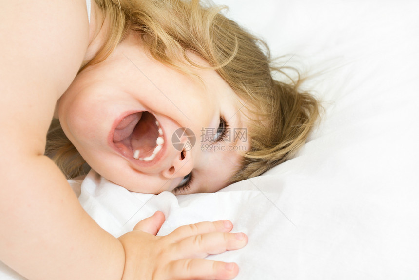 小女孩睡在床上女孩幸福乐趣婴儿微笑童年快乐育儿青年孩子图片