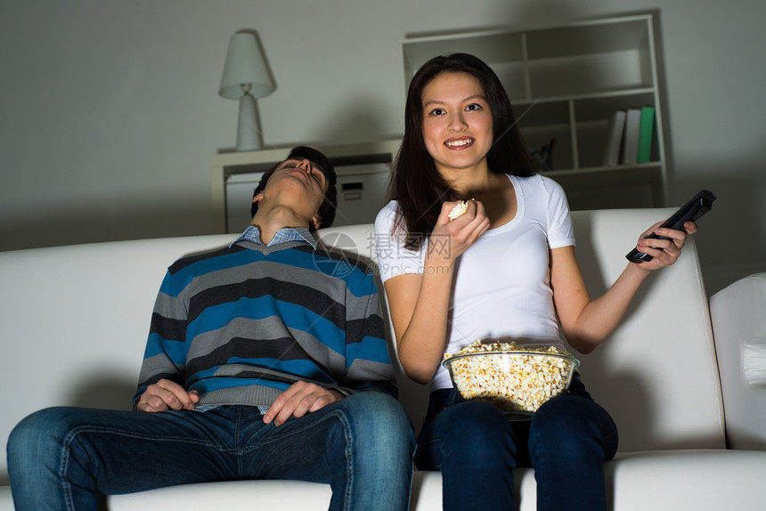 妇女在家里看电视的情况乐趣专注漫画黑发房子夫妻丈夫快乐渠道食物图片