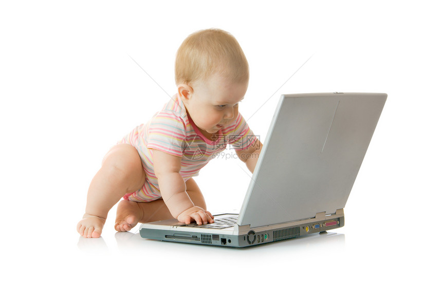 小婴儿和膝上型电脑隔离小婴儿图片