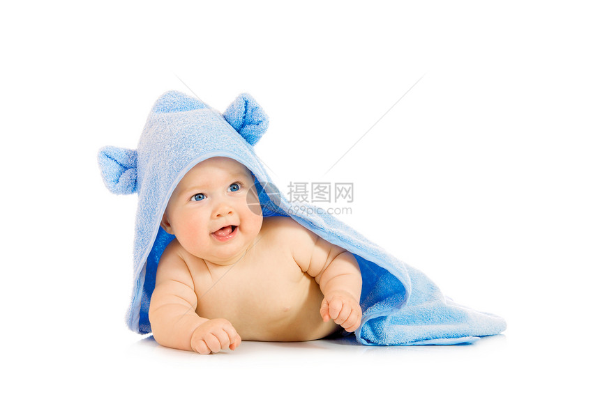 带着毛巾笑着的小婴儿图片