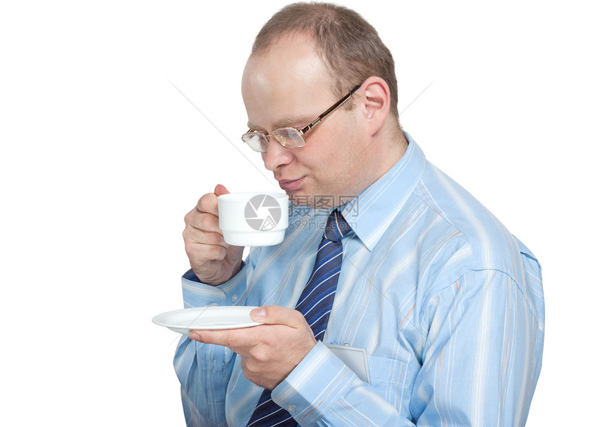戴眼镜喝茶的年轻人图片