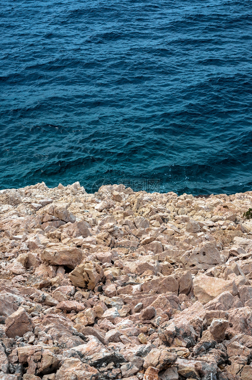 海岸的尖锐石块编队白色危险悬崖灰色剃刀支撑岩石荒野海洋图片