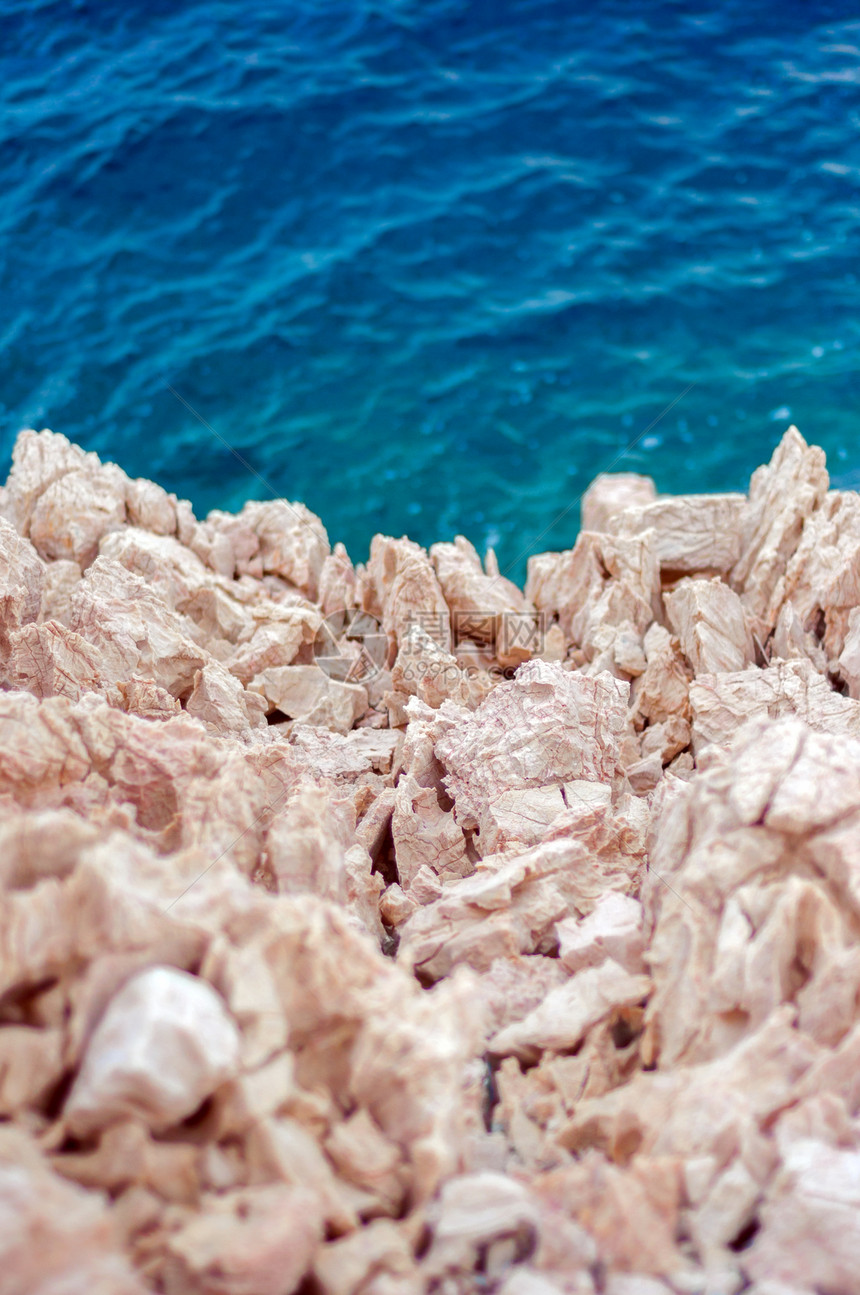 海岸的尖锐石块石头地质学游客剃刀海洋支撑悬崖荒野危险岩石图片