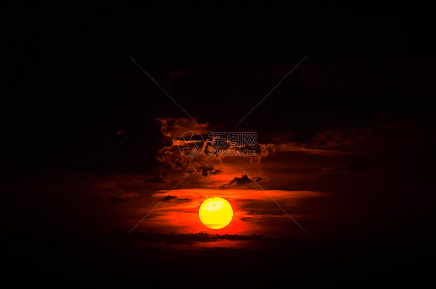 日落在海面太阳地平线射线天空图片