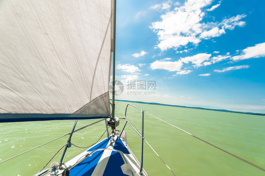 在水上航行的船阳光旅游力量运动黄色太阳运输蓝色地平线海浪图片