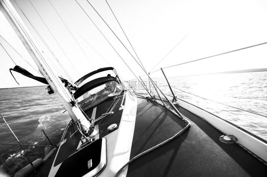 在水上航行的船海浪帆船海洋地平线旅行力量自由旅游阳光游艇图片