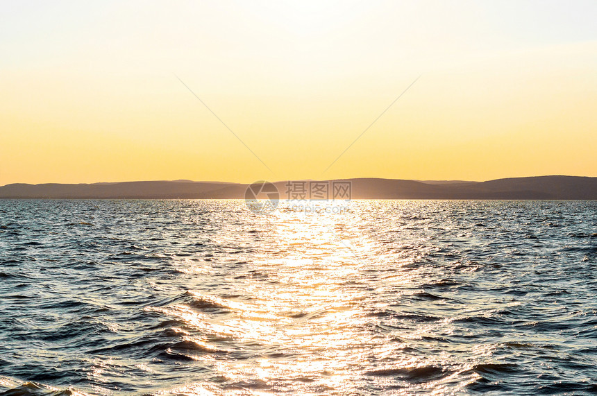 日落在海面太阳海洋天空地平线射线图片