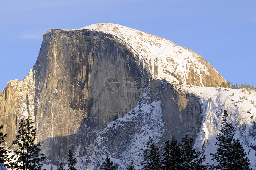 Yosemite河谷花岗岩峰的太阳升起日出公园风景国家树木圆顶花岗岩日落岩石名声图片