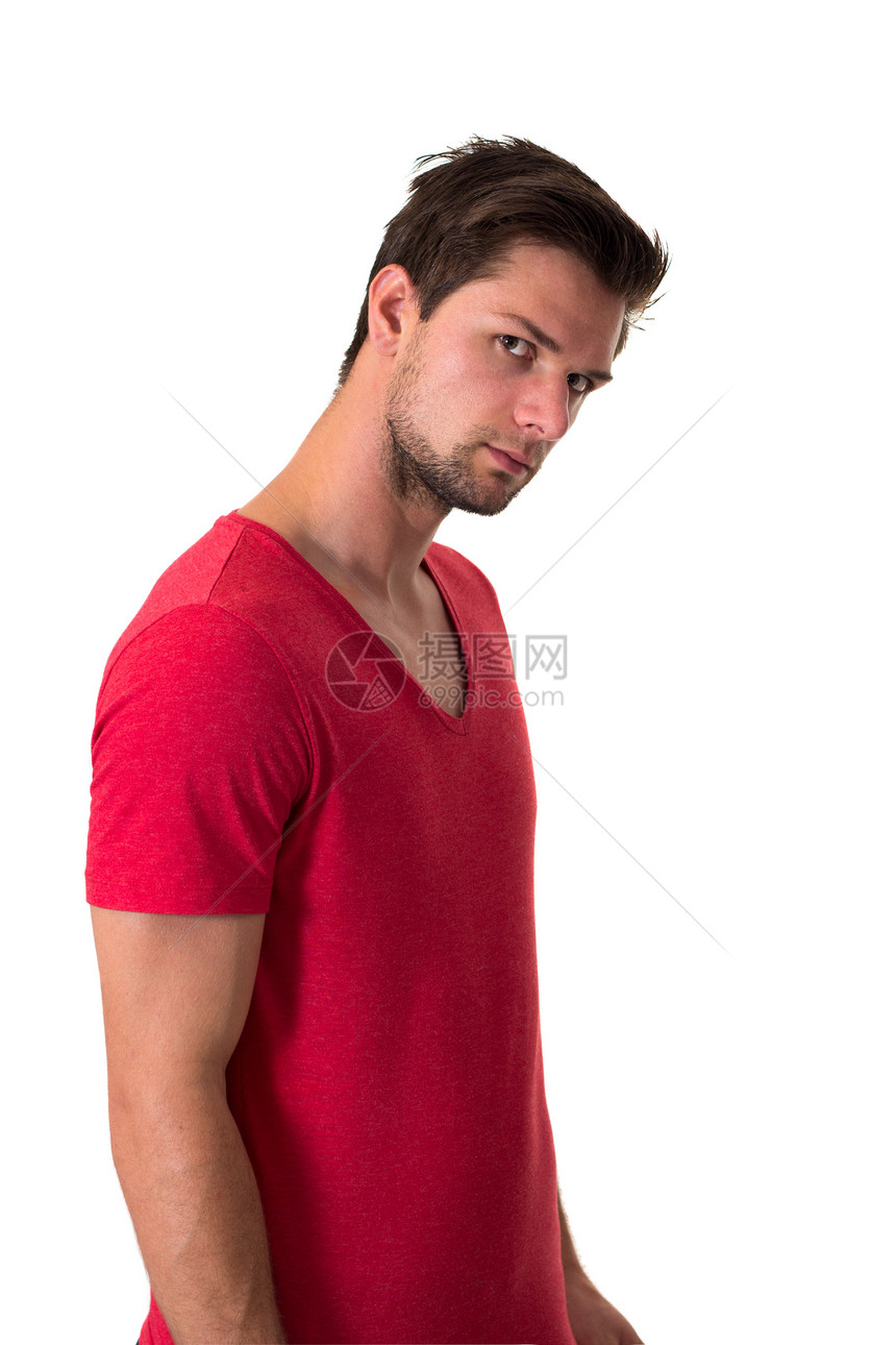 穿红色T恤衫的年轻帅哥图片