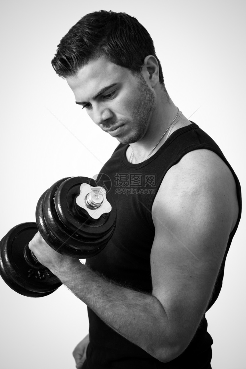 年轻有魅力的年轻人 用重体力锻炼男性运动举重肌肉黑色活动健身房力量哑铃成人图片