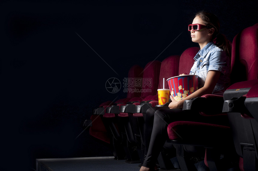 电影院中的女性娱乐大厅电影爆米花成人活动享受眼镜闲暇乐趣图片