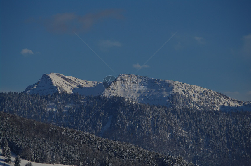 阳光明媚的寒冬山假期旅行季节风景太阳场景松树滑雪气候全景图片