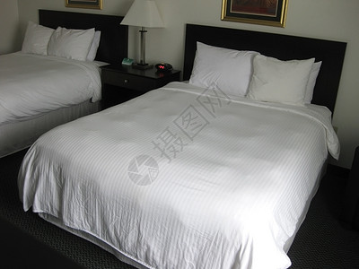 旅行旅费棉被房间枕头旅馆白色客栈床单酒店背景图片