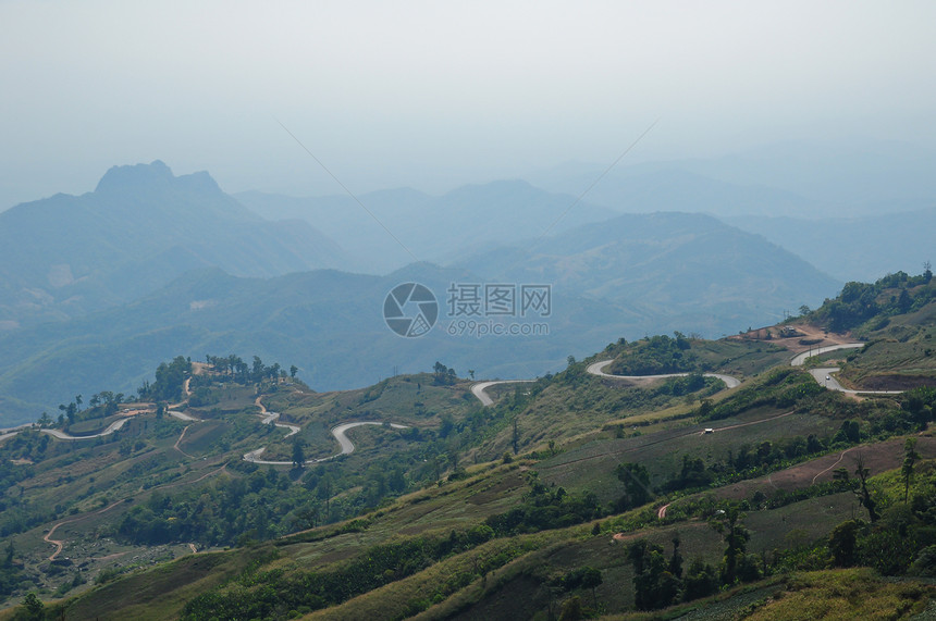 山上的道路草地路线车道鸟类天线角落爬坡农村顶峰乡村图片