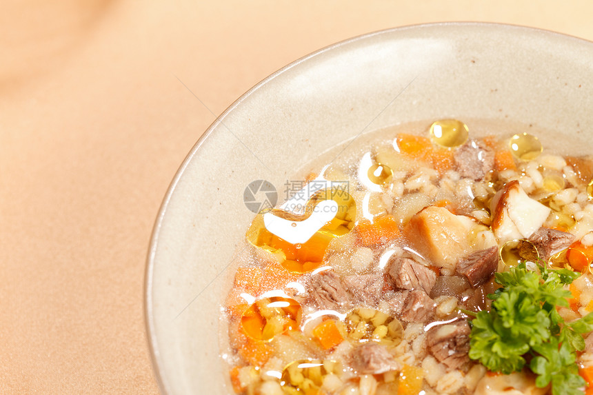 加肉汤猪肉粮食沙锅美食面包服务香菜红色芹菜勺子图片