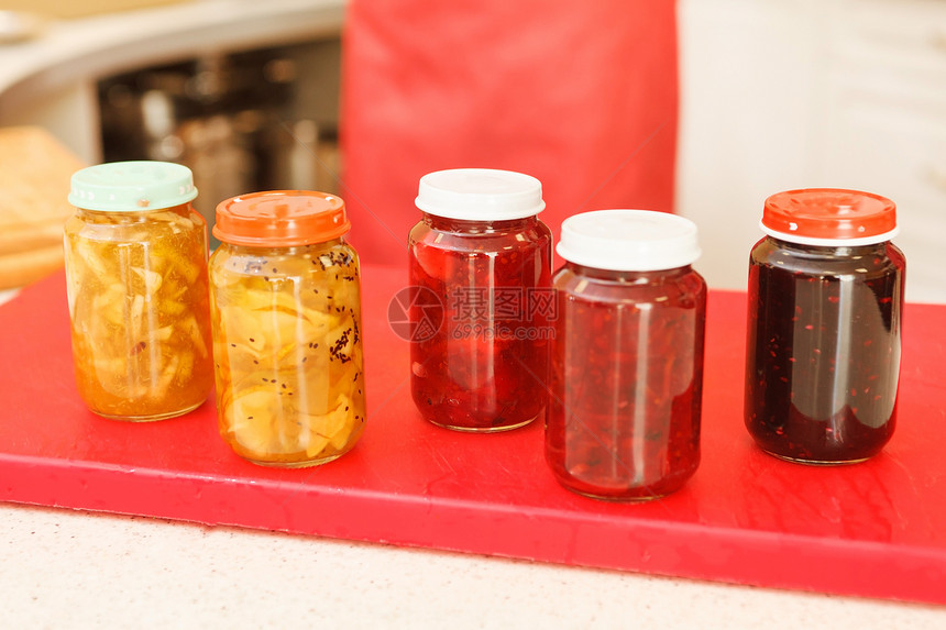 装满水果果酱的不同罐子玻璃覆盆子明胶橙子营养黑色甜点食物果味图片