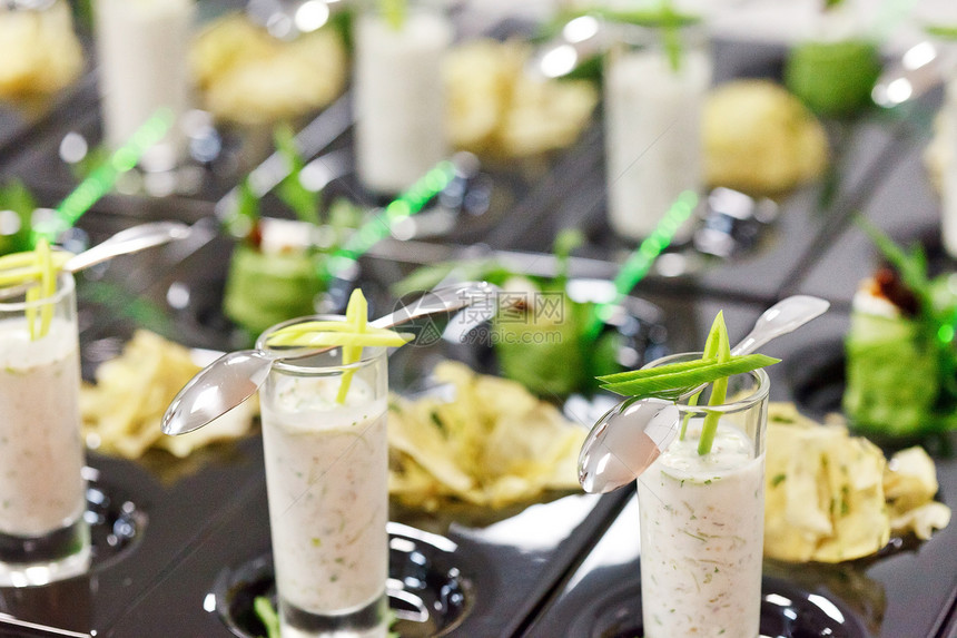 greek 酸奶 带花卷卷胡椒营养黄瓜树叶勺子饮食奶油蔬菜筹码午餐图片