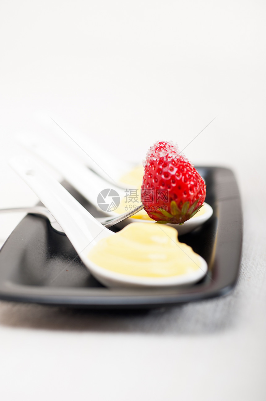 奶油和浆果厨房食物糕点奶制品宏观香草餐厅漩涡小吃盘子图片