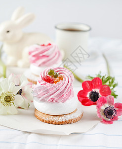 奶油小蛋糕浆果糕饼化合物花朵糕点脆皮鞭打兔子桌子磨砂小吃海葵背景