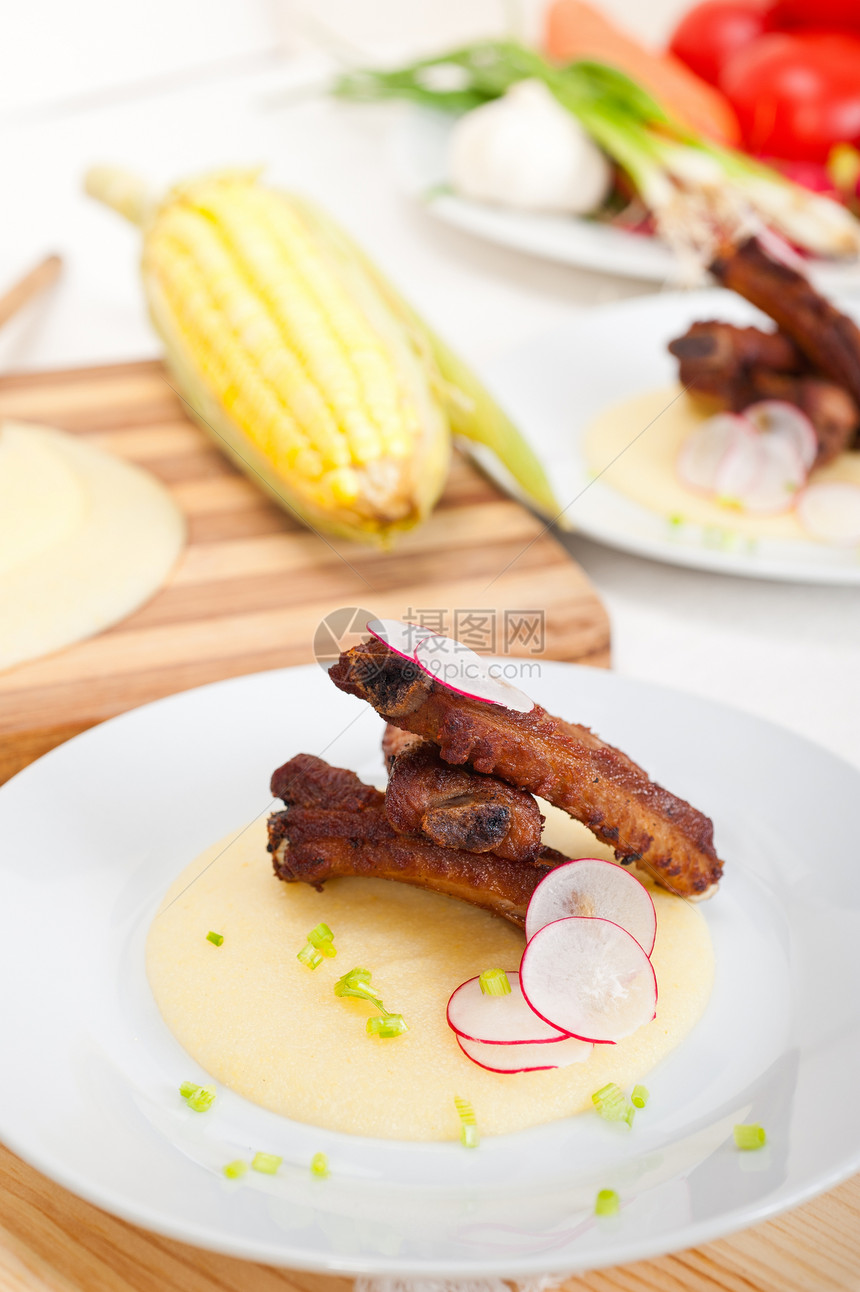 洛伦塔玉米奶油床上的猪排棒子面盘子红色餐厅食物奶油空闲蔬菜美食草药图片