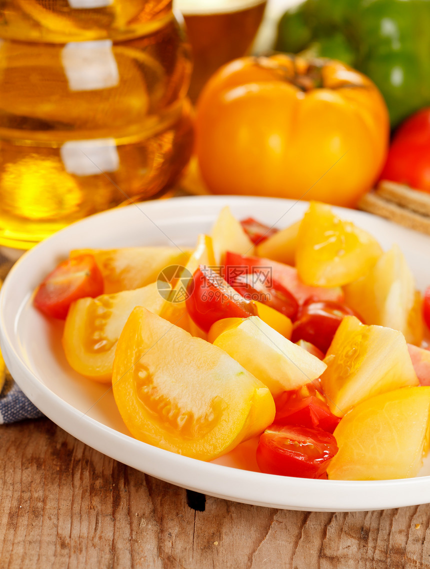 新鲜番茄沙拉盘子饮食桌子营养蔬菜胡椒食物维生素作品叶子图片