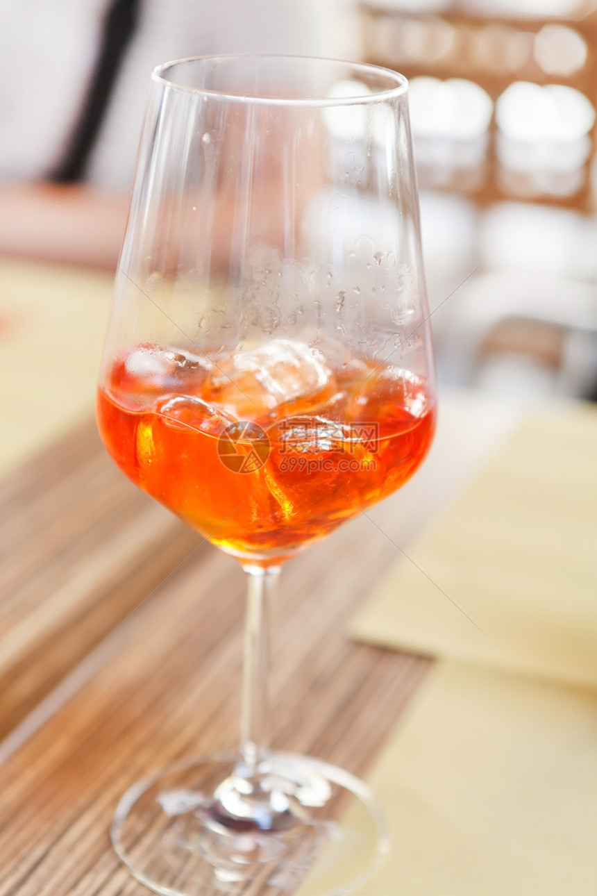 夏季饮料红色柠檬玻璃果汁酒吧桌子粉色大都会饮具糖浆图片