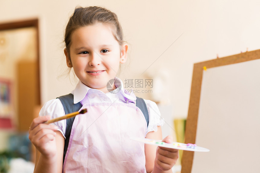 围裙画上亚洲女孩的肖像教育画笔动画师艺术苗圃家庭女士休闲画家老师图片