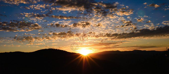 分层云犹他州公园城上日出的全景背景