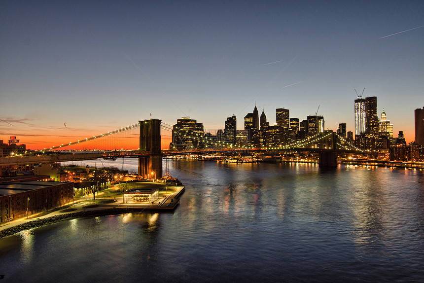 布鲁克林大桥的极佳灯光 在冬季日落 纽约C图片