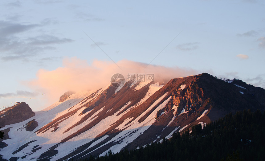 加州Mammoth滑雪时在Mammoth山上日出图片