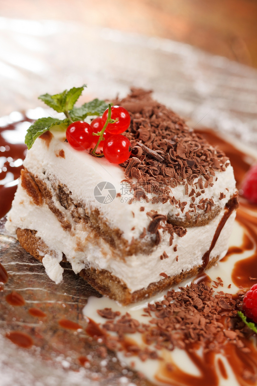 意大利甜点加浆果咖啡酸浆蛋糕海绵可可薄荷香草美食覆盆子食物图片