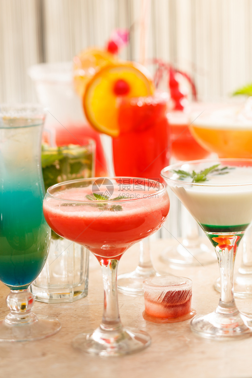 酒吧里鸡尾酒饮料玻璃薄荷叶子水果柠檬橙子绿色液体红色图片