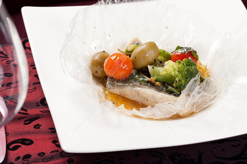 有蔬菜的鱼红色香料午餐盘子西红柿美食鱼片海鲜酱料芹菜图片