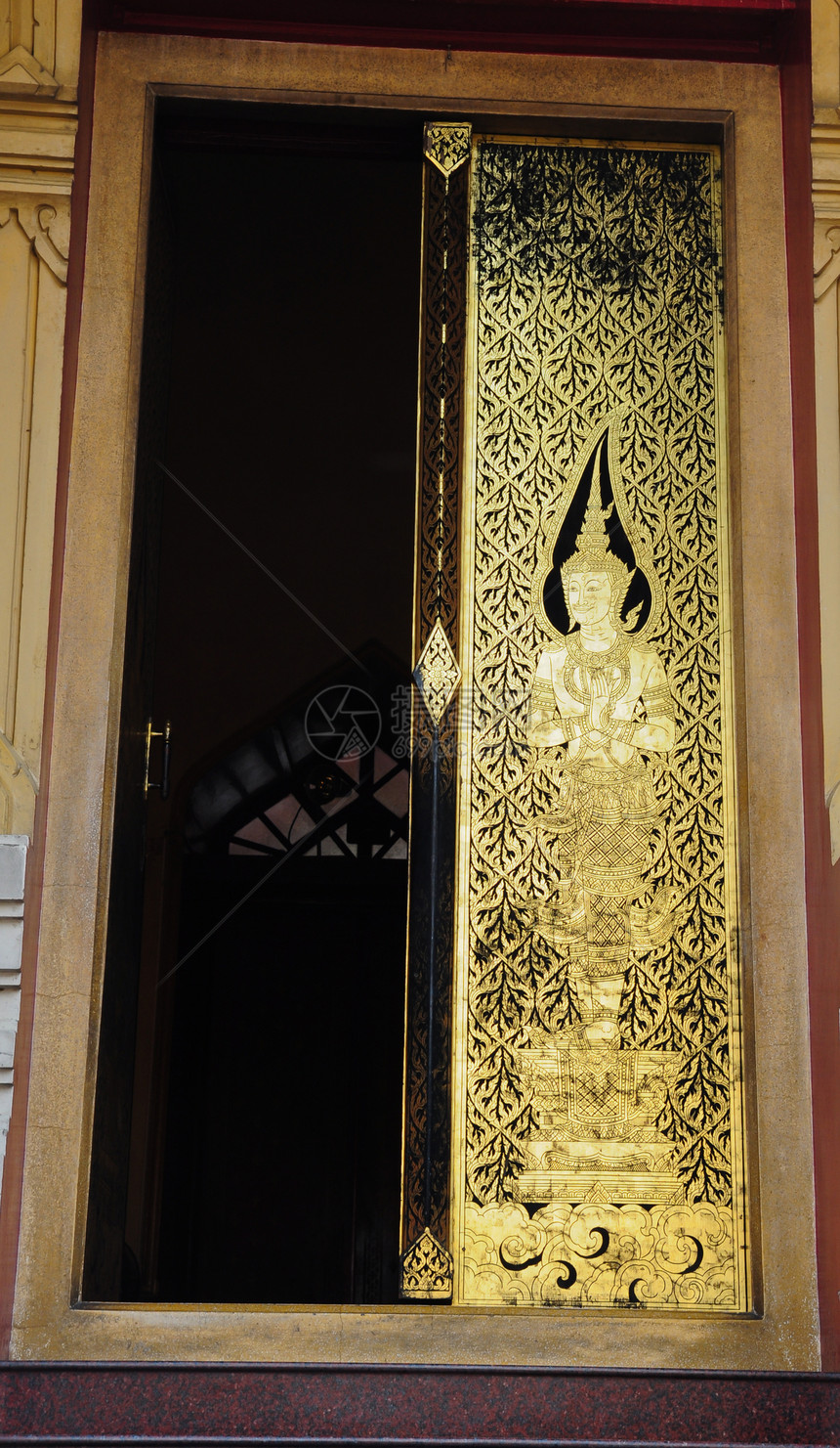 庙门上传统泰国风格的绘画教会雕像寺庙文化艺术上帝场景宗教古董信仰图片