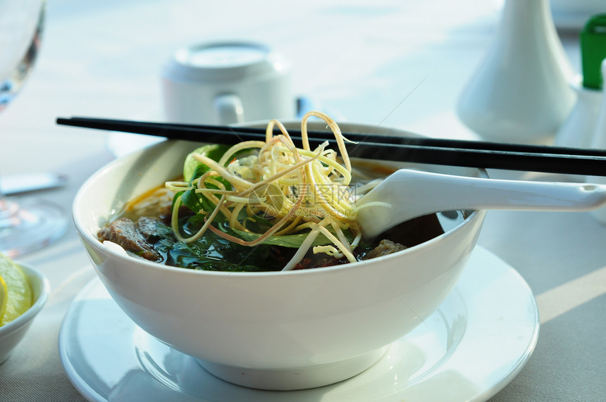 维特南风格的面条肉汤饮食主食牛肉肉丸营养传统牛尾食物筷子图片