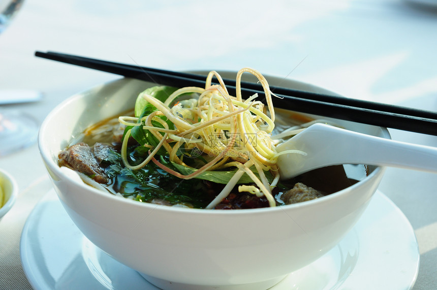 维特南风格的面条肉汤香料玻璃筷子洋葱美食牛肉肉丸票价饮食图片