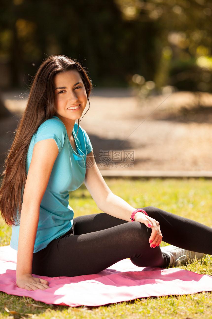 年轻 美丽的运动女青年 在运动前享受公园慢跑者跑步女性蓝色女孩微笑运动员女士活力图片