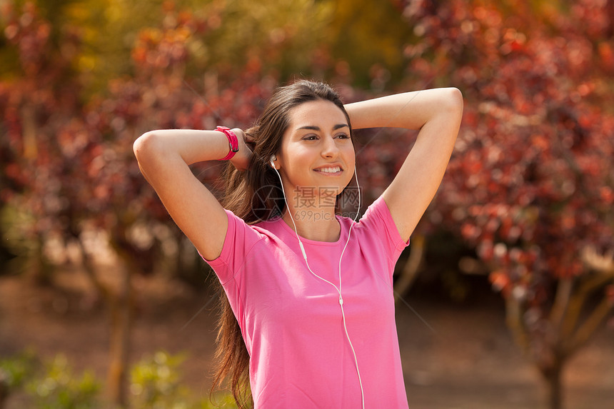 年轻美丽的年轻女士在户外享受耳机公园运动跑步脉冲女性黑发手表速度活力音乐图片