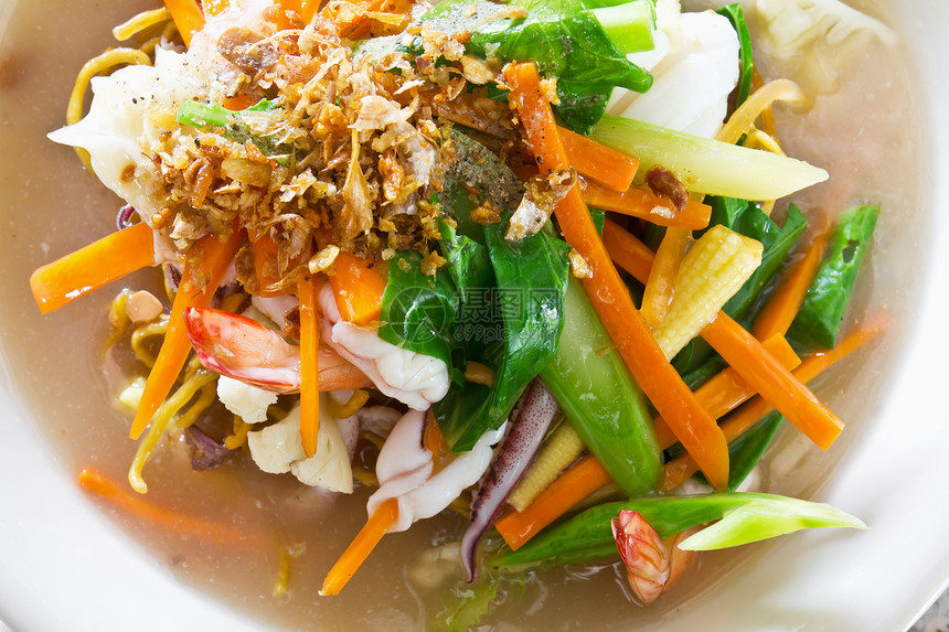 黄面海鲜橙子午餐餐厅乌贼蔬菜面条红色盘子绿色食物图片