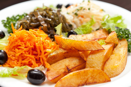 配蔬菜的烤土豆黑色票价海员树叶食物盘子香菜油炸沙拉高清图片