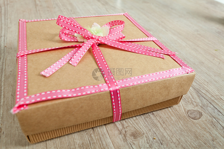 可爱的背包展示惊喜装饰纸板念日粉色庆典丝带礼物正方形图片
