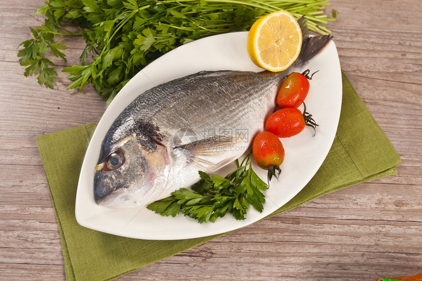 新鲜绿头海鲜香菜盘子营养绿色食物餐厅鲷鱼饮食柠檬图片