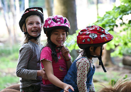 女童女孩孩子国家头盔马术乐趣农村背景图片
