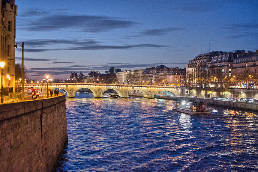 巴黎 夜间塞纳河图片