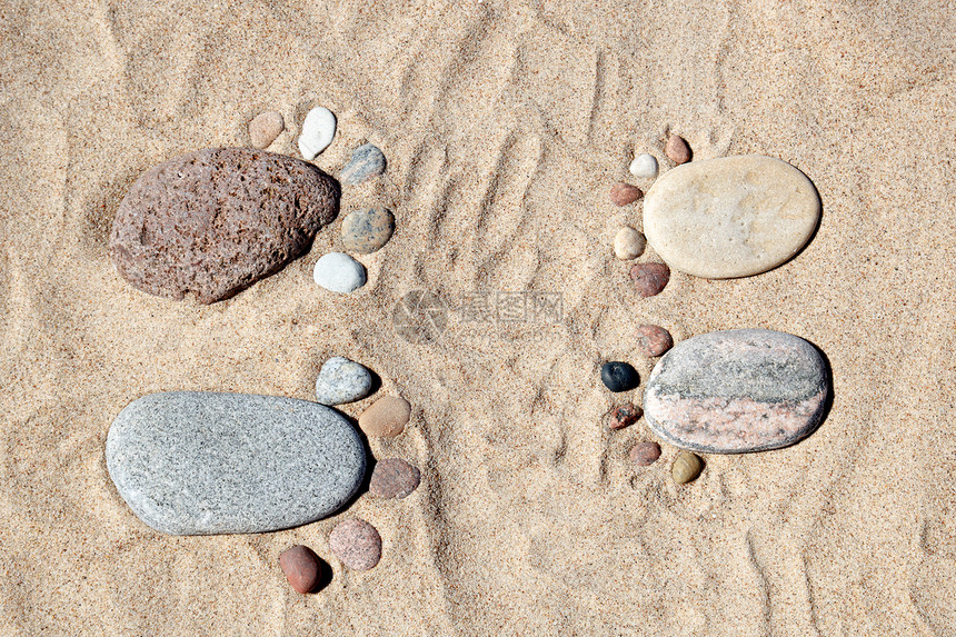 石脚在沙滩上图片